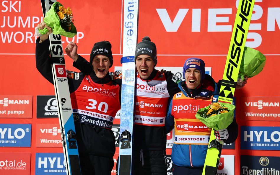 Podium w Obertsdorfie: Timi Zajc, Peter Prevc, Stefan Kraft