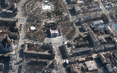 Ruiny zbombardowanego teatru w Mariupolu