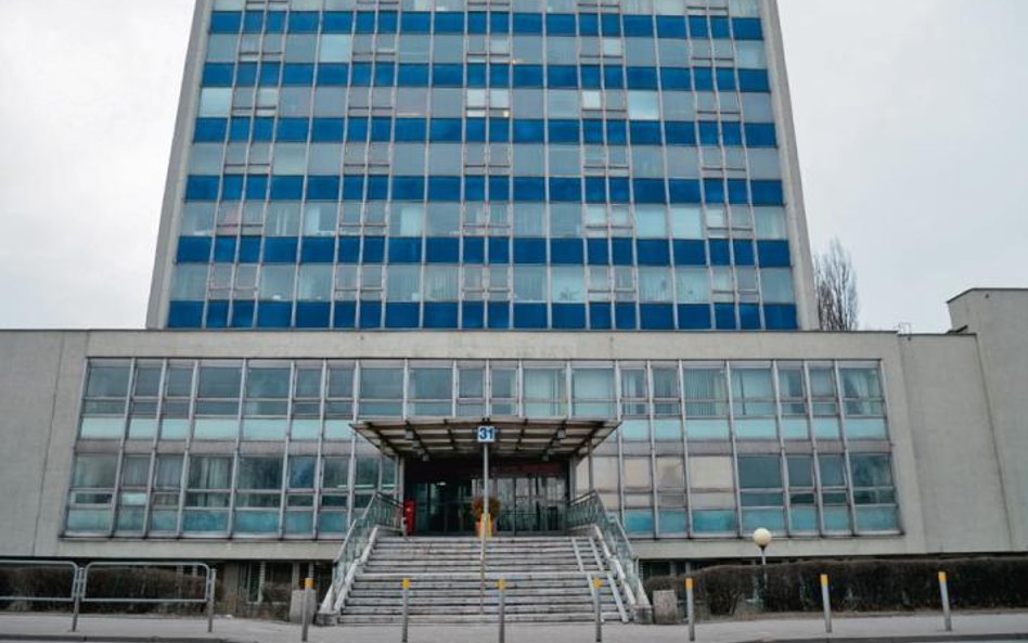 Biurowiec Wojewódzki, wybudowany w 1985 roku, jest siedzibą wielu instytucji, w tym kilku prokuratur