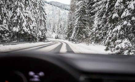 Jedź bezpiecznie na święta. Sprawdź, gdzie wymiana opon jest obowiązkowa