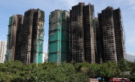 Zgliszcza budynków Wang Fuk Court w Hongkongu