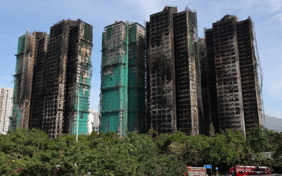 Zgliszcza budynków Wang Fuk Court w Hongkongu