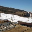 Stok narciarski w Zakopanem, 10 lutego 2025 roku. Śnieg udaje się utrzymać tylko dzięki sztucznemu n