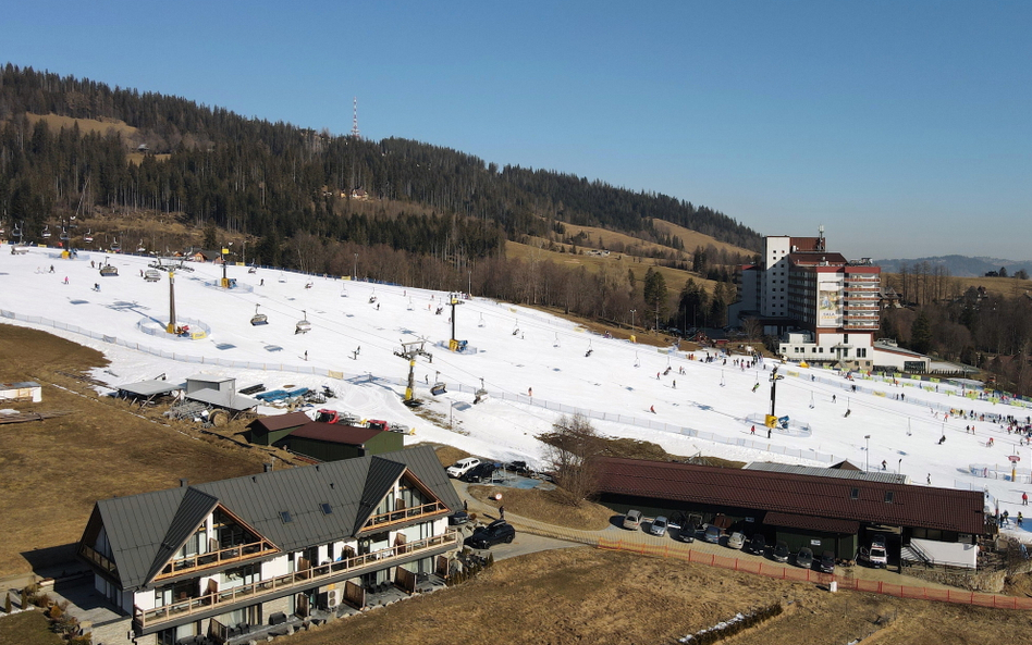 Stok narciarski w Zakopanem, 10 lutego 2025 roku. Śnieg udaje się utrzymać tylko dzięki sztucznemu n