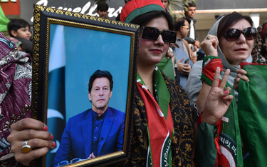 Zwolennicy byłego premiera Pakistanu Imrana Khana podczas demonstracji w Karaczi
