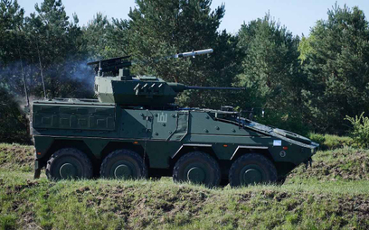 Prototypowy Kołowy wóz bojowy Vilkas odpala podczas prób ppk Spike-LR latem 2018 r. Fot./Ministerstw