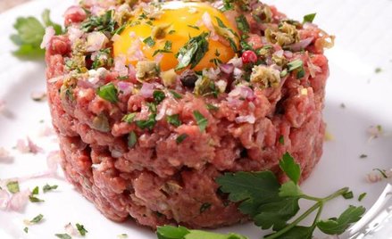 Tatar z jajkiem i nieodłączną wódką to klasyka polskiej gastronomii.