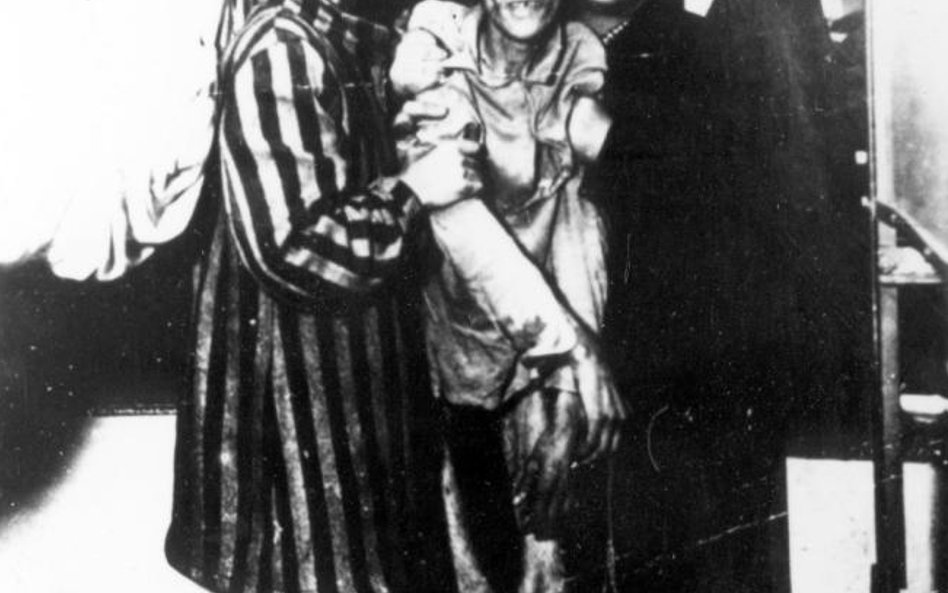 Więźniowie po wyzwoleniu obozu w Dachau