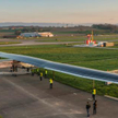 Skrzydła i kadłub Solar Impulse 2 pokrywają tysiące ogniw słonecznych dostarczających prąd czterem s