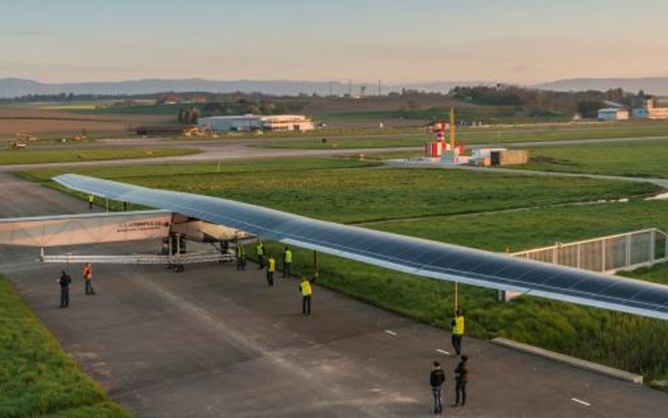 Skrzydła i kadłub Solar Impulse 2 pokrywają tysiące ogniw słonecznych dostarczających prąd czterem s