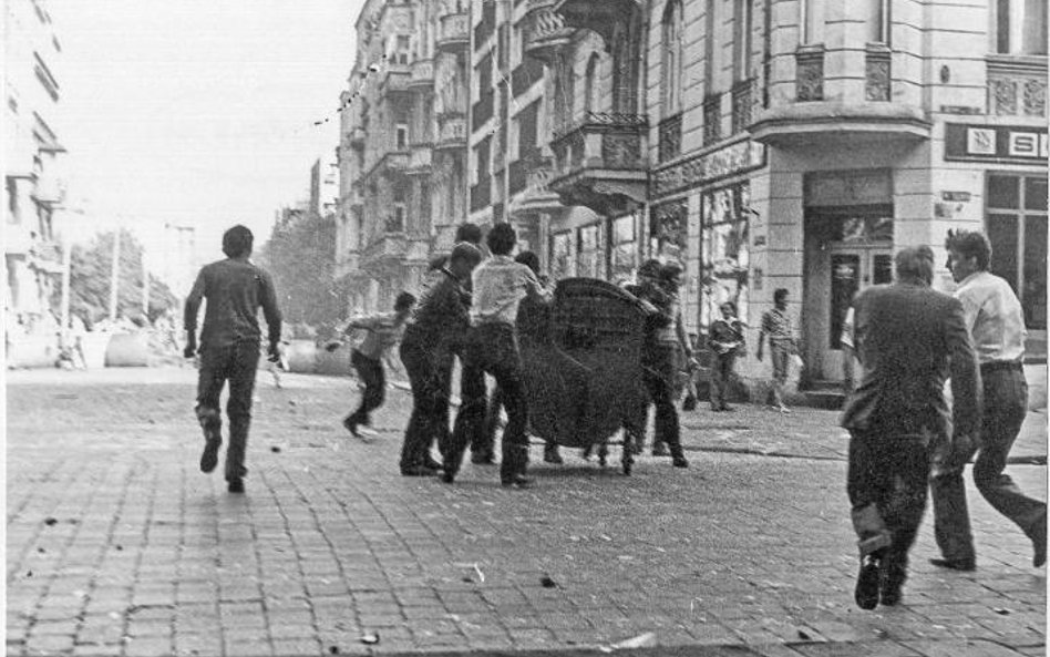 Na placu budowano barykady. „Przez kilka godzin była tam wolna Polska” – pisano w „Solidarności Walc