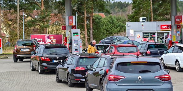 Donald Tusk o pakiecie CPN: Działamy w warunkach wojennych