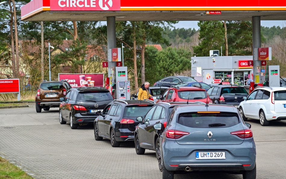 Kolejka przed stacją benzynową