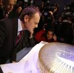 Premier Donald Tusk ogląda makietę stadionu Baltic Arena