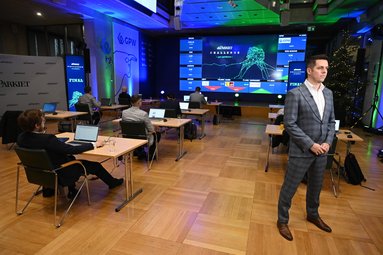 Dziennikarz Gazety Giełdy i Inwestorów "Parkiet" Przemysław Tychmanowicz relacjonuje finał Parkiet C