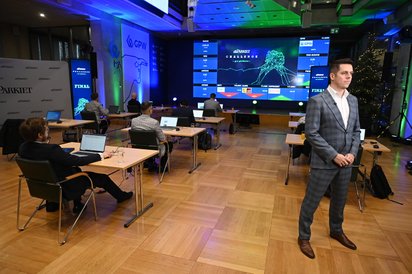 Dziennikarz Gazety Giełdy i Inwestorów "Parkiet" Przemysław Tychmanowicz relacjonuje finał Parkiet C