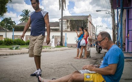Skąd wiadomo, gdzie są hotspoty? Z daleka widać tłum ludzi siedzących na ławkach i krawężnikach