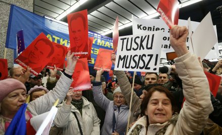 Problem z przewidywaniem planów Tuska jest taki, że on już właśnie nic nie musi (na zdjęciu zwolenni