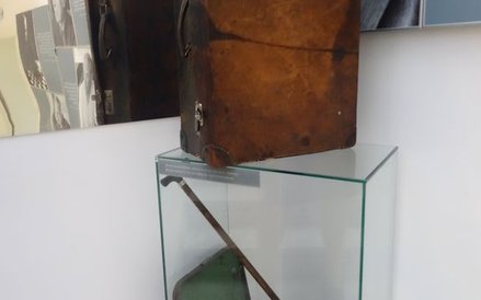 Wśród pamiątek walizka i maszyna do pisania.