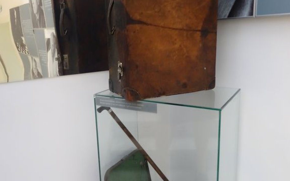 Wśród pamiątek walizka i maszyna do pisania.