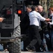 Turyści ewakuowani pod osłoną wozu opancerzonego z Muzeum Bardo w Tunisie