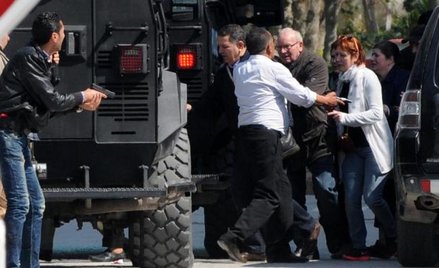 Turyści ewakuowani pod osłoną wozu opancerzonego z Muzeum Bardo w Tunisie