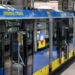 Na wrocławskie tory wyruszył w piątek niebiesko-żółty tramwaj „Obrońcom Ukrainy 2022”. Spółka szkoli