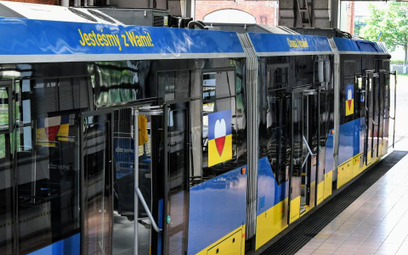 Na wrocławskie tory wyruszył w piątek niebiesko-żółty tramwaj „Obrońcom Ukrainy 2022”. Spółka szkoli
