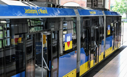 Na wrocławskie tory wyruszył w piątek niebiesko-żółty tramwaj „Obrońcom Ukrainy 2022”. Spółka szkoli