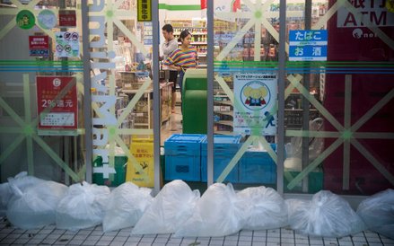 Sklepowa witryna w Tokio, zabezpieczona przed wiatrem i podtopieniami