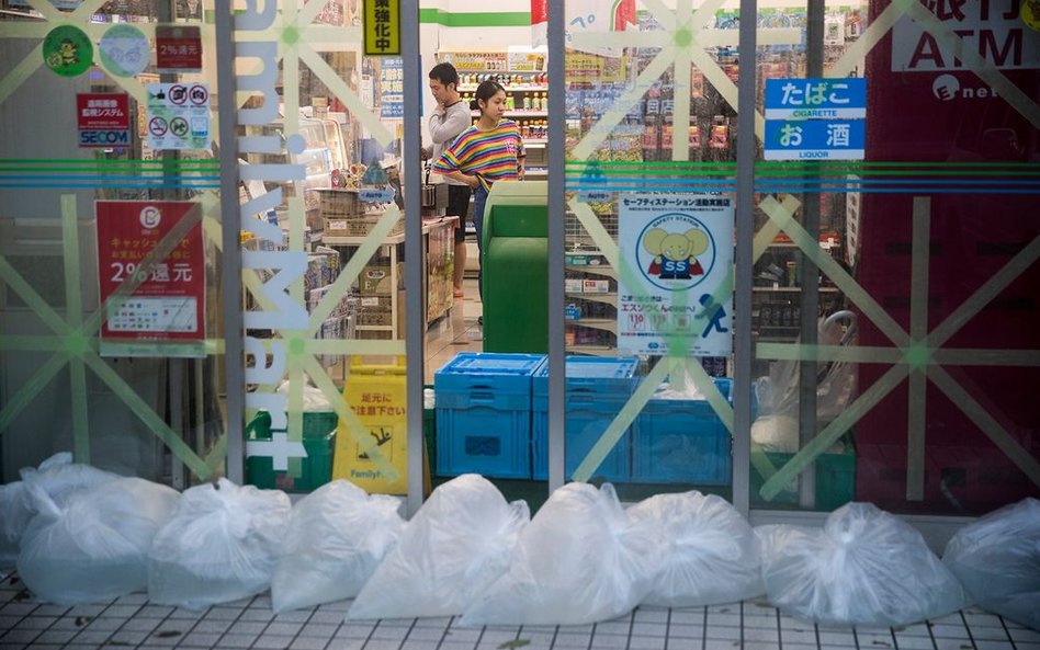 Sklepowa witryna w Tokio, zabezpieczona przed wiatrem i podtopieniami