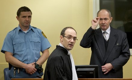 Zdravko Tolimir (na zdjęciu po prawej)