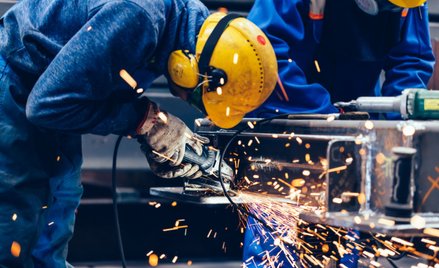 Popyt w przemyśle słabnie, ale firmy nie mogą się odkopać z zaległości