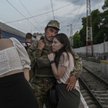 Ukraiński żołnierz żegna się z dziewczyną