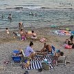 Poza strefami objętymi pożarem życie toczy się zwyczajnie. Na zdjęciu plaża na Peloponezie