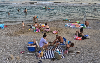 Poza strefami objętymi pożarem życie toczy się zwyczajnie. Na zdjęciu plaża na Peloponezie