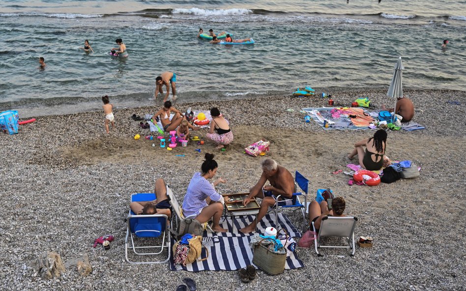 Poza strefami objętymi pożarem życie toczy się zwyczajnie. Na zdjęciu plaża na Peloponezie