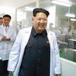 Północnokoreański dyktator Kim Jong-un odwiedza fabrykę farmaceutyków w 2015 r.