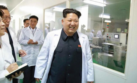 Północnokoreański dyktator Kim Jong-un odwiedza fabrykę farmaceutyków w 2015 r.