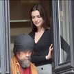 Anne Hathaway i Peter Dinklage w „She Came to Me”