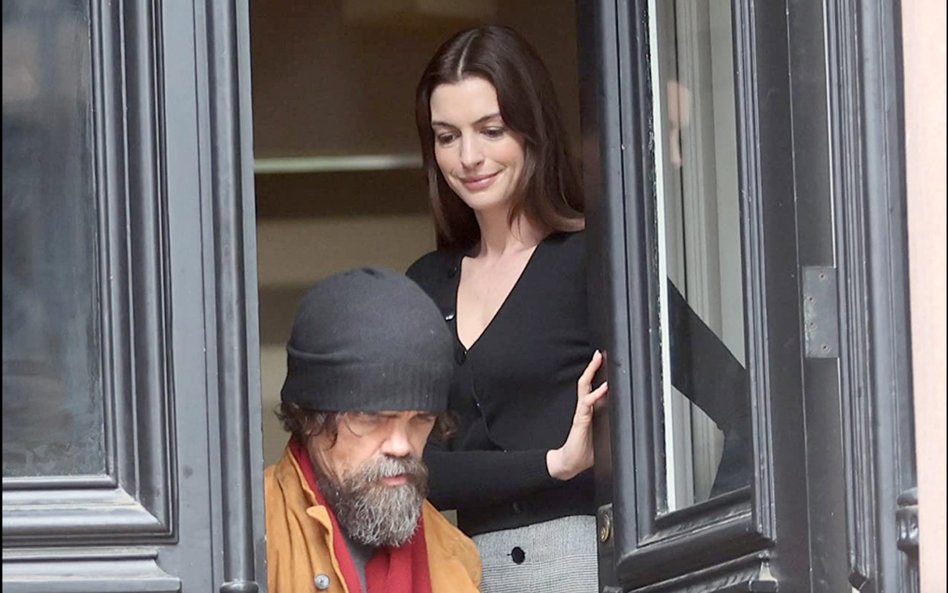 Anne Hathaway i Peter Dinklage w „She Came to Me”