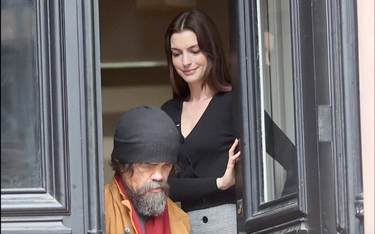 Anne Hathaway i Peter Dinklage w „She Came to Me”