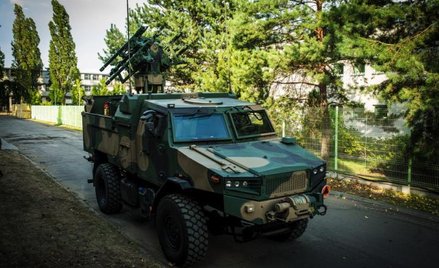 Przeciwlotniczy Poprad, wyposażony w zautomatyzowany system kierowania ogniem i pociski GROM/Piorun,