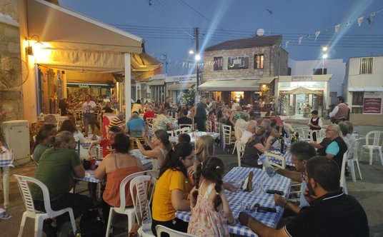 Wspólne biesiadowanie to jedna z ulubionych rozrywek Cypryjczyków. Kolacja w tawernie w Kukli z wyst