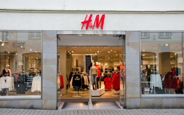 Nowa usługa H&M. Ubrania można kupować na raty w sklepie stacjonarnym