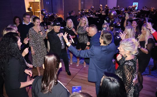 W pierwszej części zabawy, dla agentów turystycznych śpiewał Krzysztof Skiba