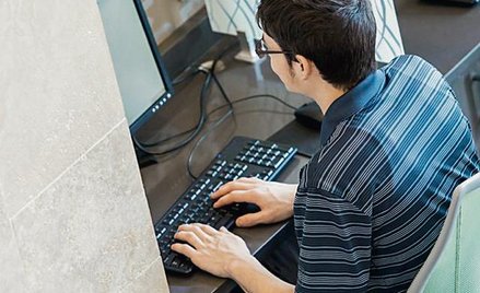 W szkołach nadal wykorzystuje się niewiele komputerów