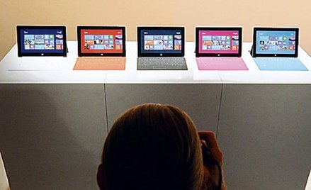 Kolorowe magnetyczne osłony ekranu kryją klawiatury, które zmieniają tablet w gotowy do pracy notebo