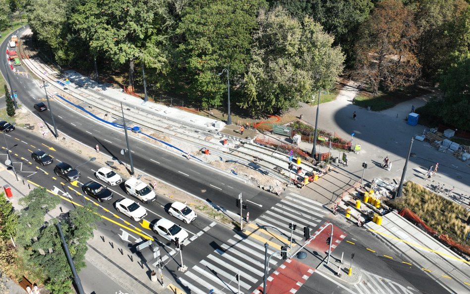 Torowisko i przystanek przy Ogrodzie Saskim jest już niemal gotowe