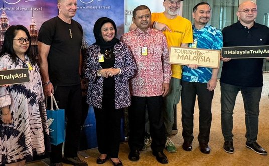 Prezes Itaki Mariusz Jańczuk (drugi z lewej) spotkał się na Langkawi z przedstawicielami branży tury